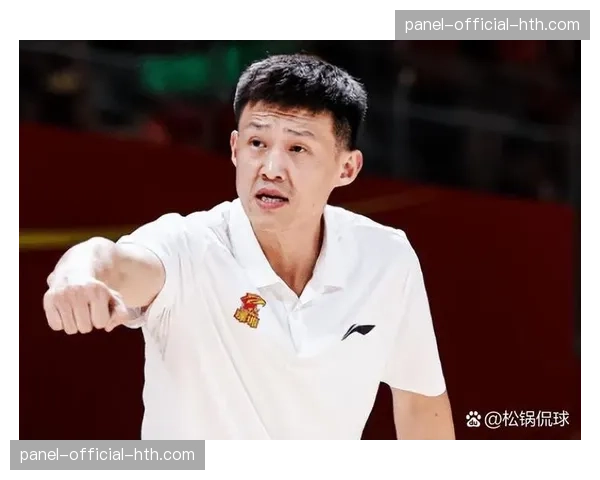 更衣室特写：老将周鹏向年轻队员演示低位防守时的脚步与手部细节动作