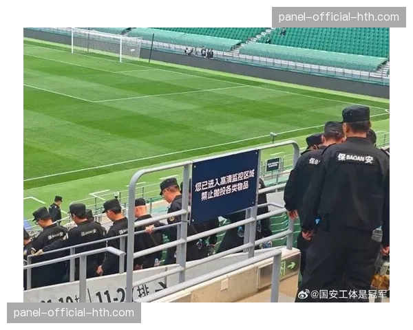 比赛因球迷投掷杂物中断十分钟，主裁警告将判负