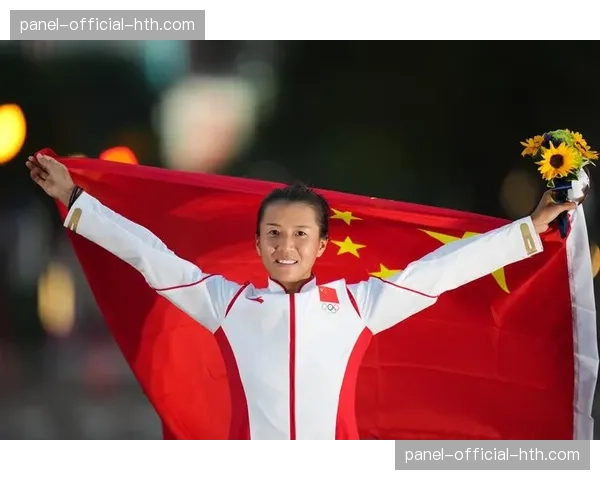 特写：中国选手刘毅伟夺得亚锦赛铜牌后，与看台上白发苍苍的启蒙教练紧紧相拥