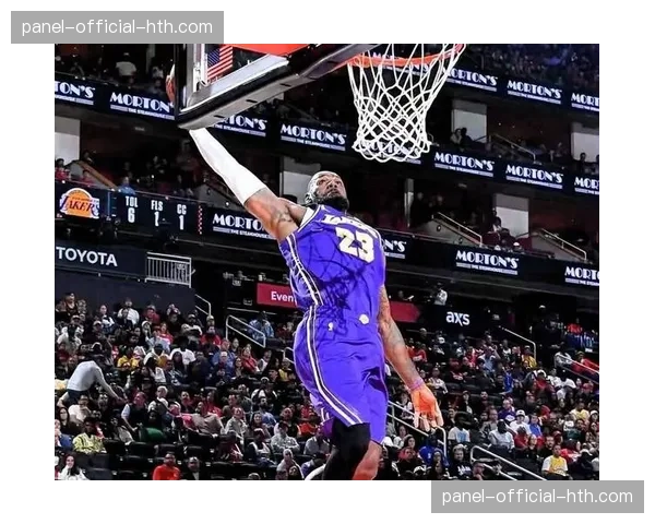 三球出手全是三分，轰5记三分赛季272记追平个人纪录